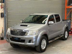 2015 Toyota Hilux 3.0 D-4d Invincible Auto 4WD Euro 5 4dr in Silver — image 2