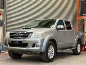 2015 Toyota Hilux 3.0 D-4d Invincible Auto 4WD Euro 5 4dr in Silver — image 4