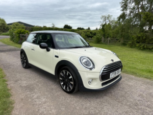 2019 MINI Hatch 1.5 Cooper Exclusive Euro 6 (s/s) 3dr in White — image 2