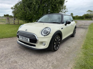 2019 MINI Hatch 1.5 Cooper Exclusive Euro 6 (s/s) 3dr in White — image 4