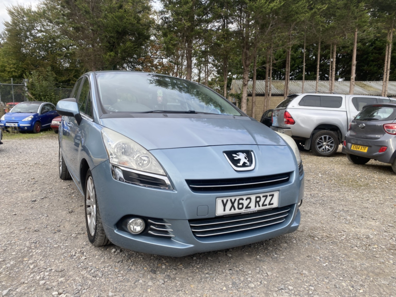 2012 Peugeot 5008 1.6 E-Hdi Active in Blue — image 1