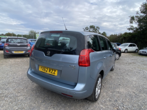 2012 Peugeot 5008 1.6 E-Hdi Active in Blue — image 3