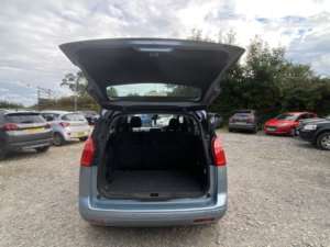 2012 Peugeot 5008 1.6 E-Hdi Active in Blue — image 4