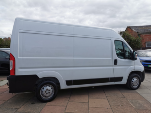 2021 Peugeot Boxer 2.2 Bluehdi 335 Professional in White — image 2