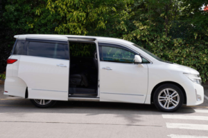 2013 Nissan Elgrand 2.5 Highway Star 5dr 7 Seats in White — image 3