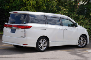 2013 Nissan Elgrand 2.5 Highway Star 5dr 7 Seats in White — image 4