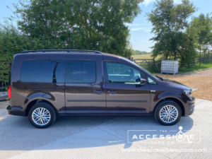 2017 Volkswagen Caddy Maxi Life 2.0 Tdi Bluemotion Tech in Purple — image 3