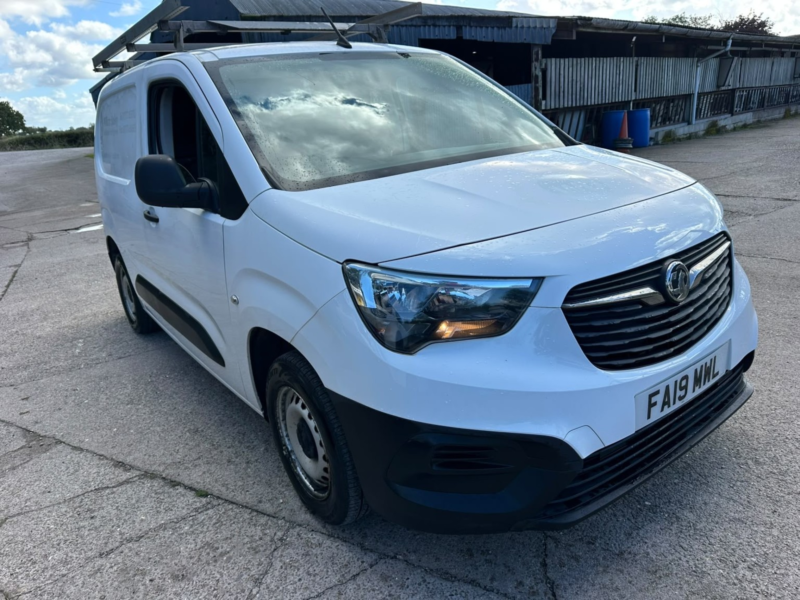 2019 Vauxhall Combo 1.6 Turbo D 2000 Edition in White — image 1
