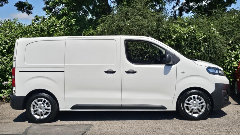 2019 Vauxhall Vivaro 1.5 Turbo D 2700 Dynamic in White — image 1