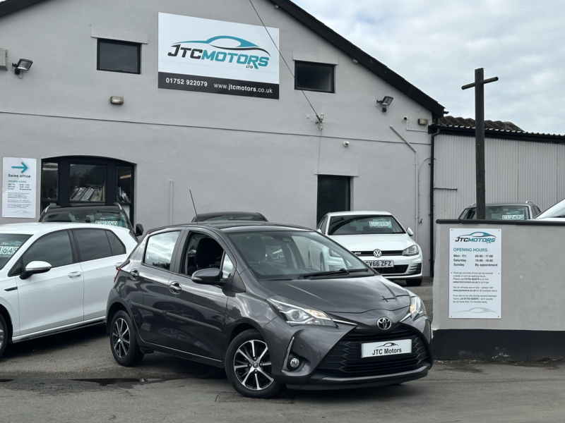 2018 Toyota Yaris 1.5 Vvt-I Icon 5dr [nav] Man, Petrol, Grey + Nice Example in Grey — image 1