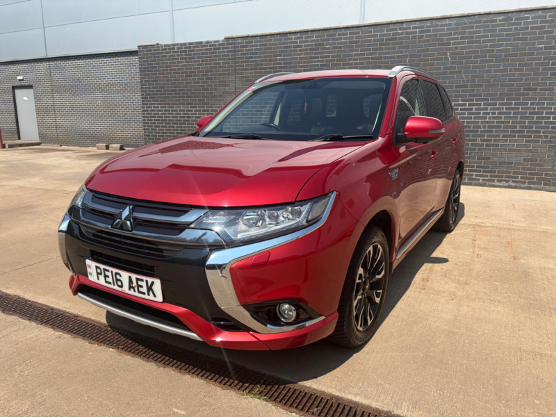 2016 Mitsubishi Outlander 2.0h 12kwh Gx4h SUV 5dr Petrol Plug-In Hybrid CVT 4WD Euro 6 (s/s) (200 Ps) in Red — image 1