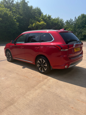 2016 Mitsubishi Outlander 2.0h 12kwh Gx4h SUV 5dr Petrol Plug-In Hybrid CVT 4WD Euro 6 (s/s) (200 Ps) in Red — image 3