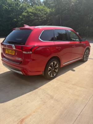 2016 Mitsubishi Outlander 2.0h 12kwh Gx4h SUV 5dr Petrol Plug-In Hybrid CVT 4WD Euro 6 (s/s) (200 Ps) in Red — image 5