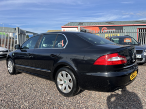 2013 Skoda Superb 1.6 Tdi Elegance Greenline Ii in Black — image 4