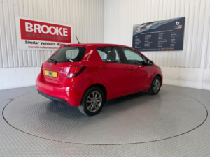 2015 Toyota Yaris 1.33 Dual Vvt-I Icon Euro 5 5dr Euro 5 in Red — image 4