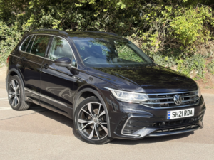 2021 Volkswagen Tiguan 2.0 Tdi R-Line in Black — image 2