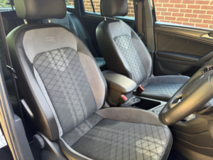 2021 Volkswagen Tiguan 2.0 Tdi R-Line in Black — image 3