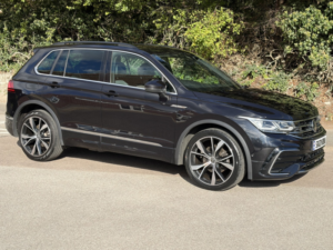2021 Volkswagen Tiguan 2.0 Tdi R-Line in Black — image 6