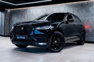 2019 Jaguar F-Pace 2.0 P300 R-Sport Auto AWD Euro 6 (s/s) 5dr in Black — image 4