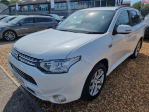 2015 Mitsubishi Outlander 2.0h 12kwh Gx4hs CVT 4WD Euro 5 (s/s) 5dr in White — image 3
