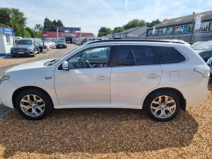 2015 Mitsubishi Outlander 2.0h 12kwh Gx4hs CVT 4WD Euro 5 (s/s) 5dr in White — image 4