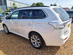 2015 Mitsubishi Outlander 2.0h 12kwh Gx4hs CVT 4WD Euro 5 (s/s) 5dr in White — image 5