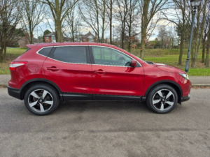 2015 Nissan Qashqai 1.5 Dci N-Tec SUV 5dr Diesel Manual 2WD Euro 6 (s/s) (110 Ps) in Red — image 4