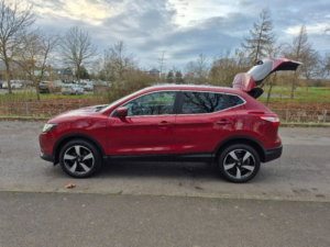 2015 Nissan Qashqai 1.5 Dci N-Tec SUV 5dr Diesel Manual 2WD Euro 6 (s/s) (110 Ps) in Red — image 5