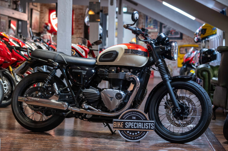 2019 Triumph Bonneville T100 *stunning Example* in White — image 1