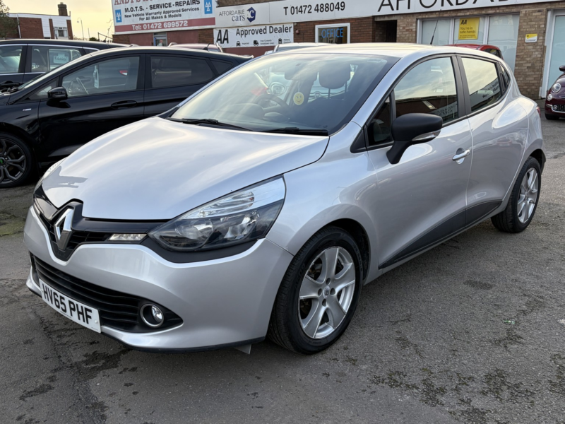 2015 Renault Clio 1.2 Play 1.2 16v 75 in Silver — image 1
