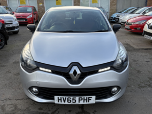 2015 Renault Clio 1.2 Play 1.2 16v 75 in Silver — image 3