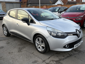 2015 Renault Clio 1.2 Play 1.2 16v 75 in Silver — image 4