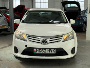 2012 Toyota Avensis 2.0 D-4d T2 Euro 5 4dr in White — image 2