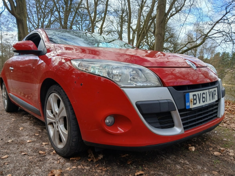 2011 Renault Megane 1.5 Dci Dynamique Tomtom Coupe 3dr Diesel Manual Euro 5 (110 Ps) in Red — image 1