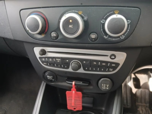 2011 Renault Megane 1.5 Dci Dynamique Tomtom Coupe 3dr Diesel Manual Euro 5 (110 Ps) in Red — image 5