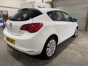2014 Vauxhall Astra 1.6 16v Energy in White — image 5