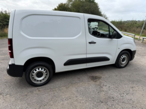 2023 Vauxhall Combo 1.5 Combo Prime 1.5d 100 M6 L1h1 2300 Panel Van in White — image 5