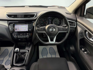 2017 Nissan Qashqai 1.5 Dci N-Connecta Euro 6 (s/s) 5dr in Black — image 5