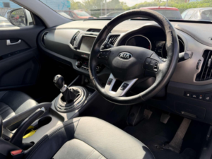 2014 Kia Sportage 1.7 Crdi Ecodynamics 4 2WD Euro 5 (s/s) 5dr in White — image 3