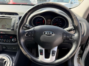 2014 Kia Sportage 1.7 Crdi Ecodynamics 4 2WD Euro 5 (s/s) 5dr in White — image 4