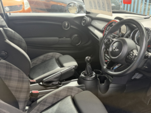 2014 MINI Hatch 1.5 Cooper 3-Door Hatch in Black — image 4
