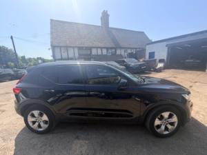 2020 Volvo Xc40 T3 Momentum in Black — image 2