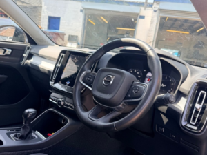 2020 Volvo Xc40 T3 Momentum in Black — image 3