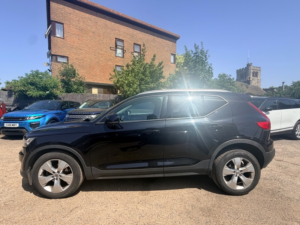 2020 Volvo Xc40 T3 Momentum in Black — image 5