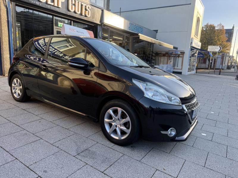 2012 Peugeot 208 1.2 Vti Active in Black — image 1
