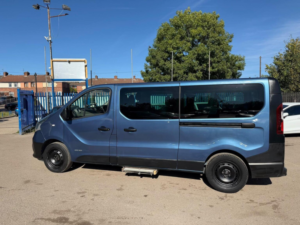 2015 Renault Trafic 1.6 Dci Energy 29 Business Lwb Euro 6 (s/s) 5dr (9 Seat) in Blue — image 4