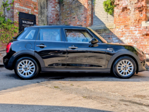 2015 MINI Hatch 1.5 5-Door Hatch Cooper in Black — image 4