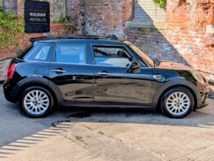 2015 MINI Hatch 1.5 5-Door Hatch Cooper in Black — image 5