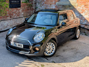 2015 MINI Hatch 1.5 5-Door Hatch Cooper in Black — image 6