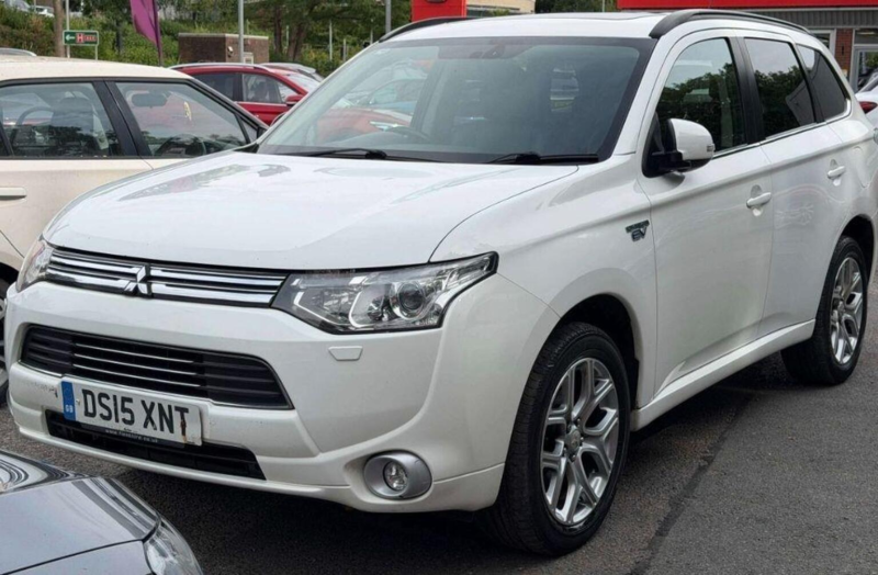2015 Mitsubishi Outlander 2.0h 12kwh Gx4h CVT 4WD Euro 5 (s/s) 5dr in White — image 1